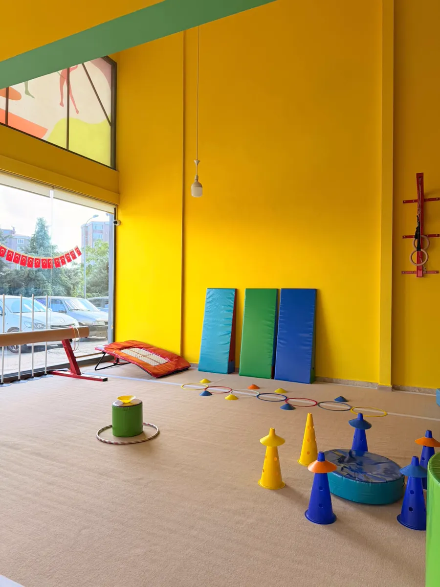 CİMCİMPARK salonunda cimnastik minderleri, mini trambolin, huniler ve denge ekipmanları